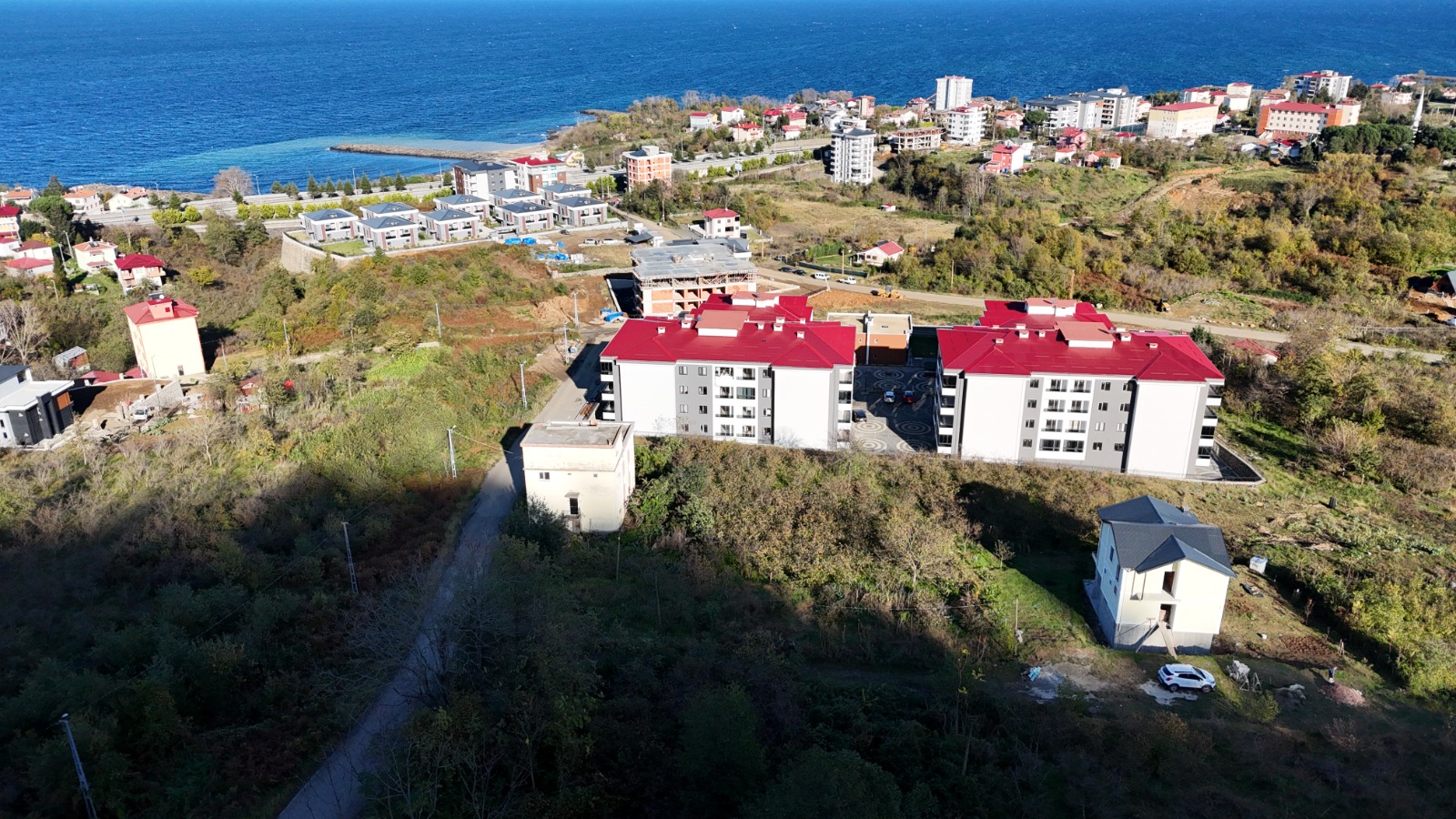 MABEL GAYRİMENKUL/ADACIKTA DENİZ MANZARALI 656M2 VİLLALIK ARSA